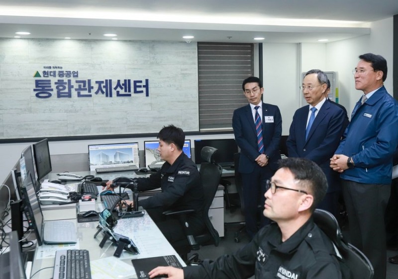 현대중공업 한영석 사장(맨 오른쪽)과 KT 황창규 회장(오른쪽 두 번째)이 현대중공업 통합관제센터를 견학하고 있다.