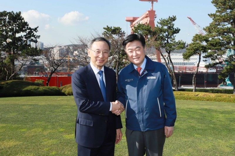현대중공업지주 권오갑 회장(오른쪽)과 KT 황창규 회장이 현대중공업 영빈관에서 악수를 나누고 있다.
