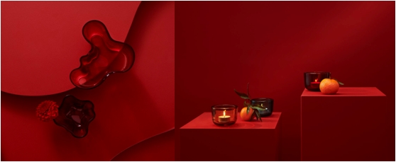 이딸라의 대표적인 알바 알토(Alvar Aalto) 컬렉션의 크랜베리 색상 화병, 볼 이미지(좌)와 발케아(Valkea) 캔들 홀더 이미지(우)