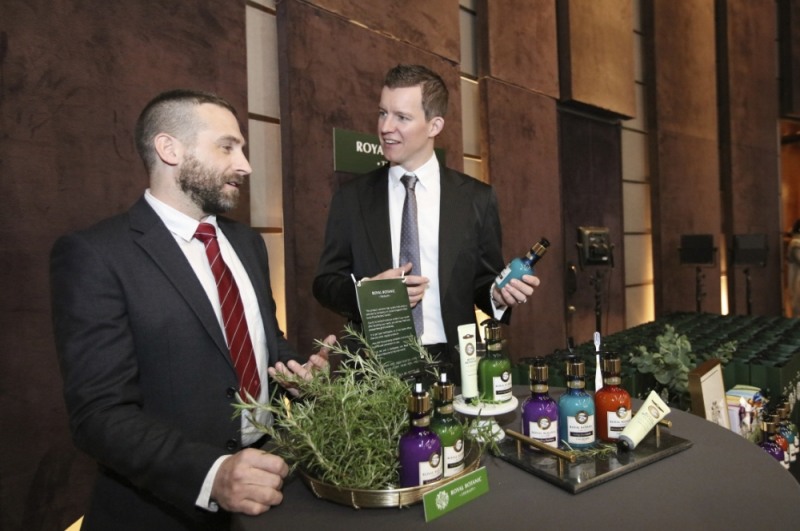 지난 16일 오후 서울 웨스틴조선호텔에서 열린 '한영협회 연례만찬' 참석자들이 LG생활건강의 '로얄보타닉 테라피치약'을 살펴보고 있다. 로얄보타닉 테라피치약은 올해 한영협회 연례만찬에 공식 후원 제품으로 참여했다.