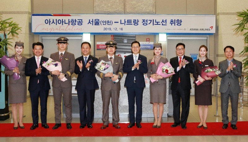 16일(월) 인천국제공항 제1여객터미널에서 열린 아시아나항공 나트랑 취항식에 참석한 아시아나항공 경영지원본부 안병석 전무 (왼쪽 두번째), 캐빈본부 구자준 전무 (왼쪽 네번째), 여객본부 김영헌 전무 (왼쪽 여섯번째), 정비본부 장영일 전무 (왼쪽 여덟번째), 운항본부 이명규 전무 (오른쪽 첫번째)가 임직원들과 기념촬영을 하고 있다.
