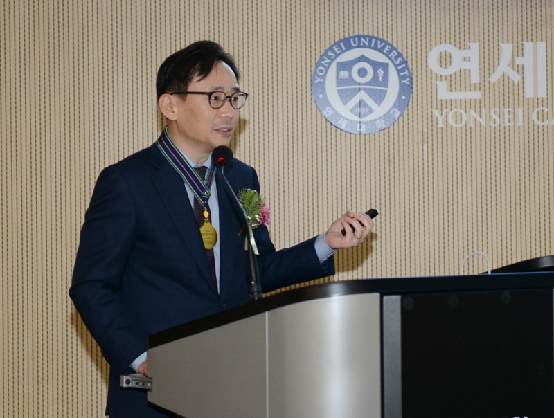 신의철 교수가 수상 기념강연을 하고 있다.