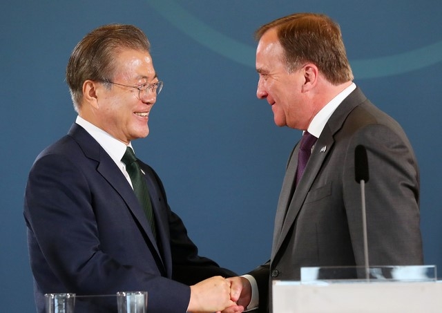 2019.06.15.스웨덴을 국빈 방문 중인 문재인 대통령이 15일 살트셰바덴 그랜드 호텔에서 스테판 뢰프벤 총리와 공동기자회견을 마친 후 악수하고 있다.