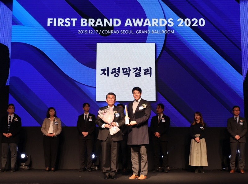 전재호 한국소비자포럼 대표(좌) 김기환 지평주조 대표(우)