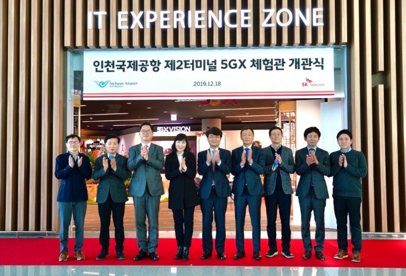 인천국제공항 '5GX 체험관' 개관식에 참석한 SK텔레콤 전진수 5GX서비스사업본부장(왼쪽에서 네번째), 양맹석 5GX서비스사업담당(왼쪽에서 다섯번째), 인천국제공항공사 안정준 스마트추진실장(왼쪽에서 세번째), 김상일 스마트공항처장(왼쪽에서 두번째).
