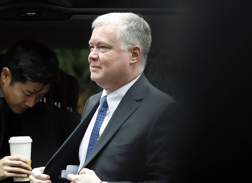 스티븐 비건 미 국무부 대북특별대표가 17일 서울 서대문구 연세대학교에서 강연을 위해 차량에서 내리고 있다.