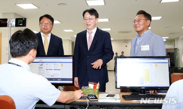 김현준 국세청장이 지난 8월21일 제주세무서를 방문해 근로장려금 신청 상황을 점검하고 있다. 