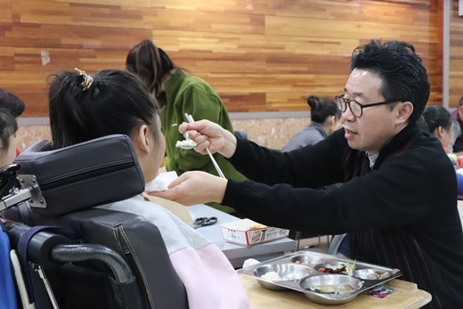 지난 12일, KFC 직원들이 주몽재활원에 방문해 따뜻한 마음을 전달했다. 사진은 봉사중인 KFC 직원 모습