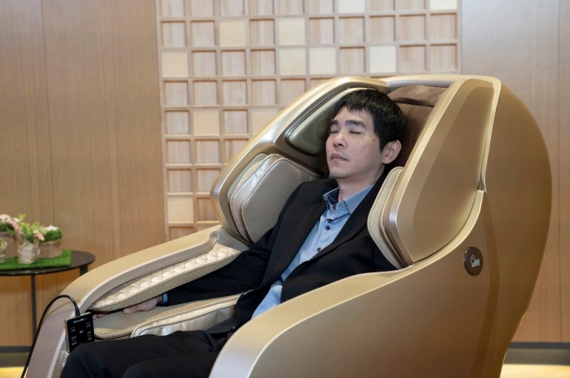 사진=이세돌 9단이 바둑 AI 한돌과의 은퇴 대국을 앞두고 ‘브레인마사지’ 프로그램이 적용된 바디프랜드 파라오SⅡ 안마의자에서 집중력을 끌어올린 후 1국을 승리했다.