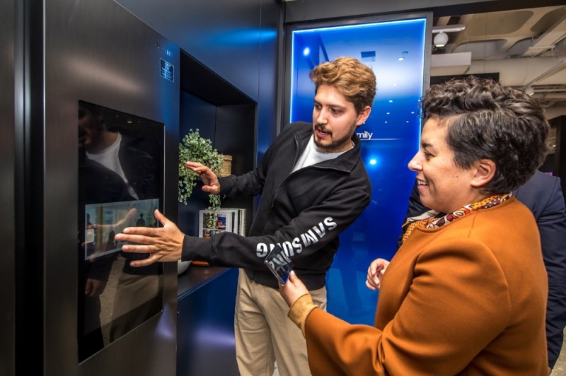 18일 열린 '삼성 발렌시아' 사전 오픈 행사에 방문한 고객들이 '커넥티드 리빙존'에서 다양한 제품간 연결을 체험하고 있다./삼성전자 제공