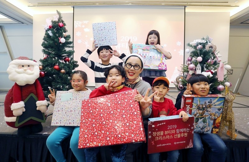 정샘물과 정샘물뷰티 임직원들이 한부모가정과 아동을 위한 크리스마스 파티를 열고 크리스마스 선물 후원금 5000만원을 전달했다. 가운데 정샘물 메이크업 아티스트