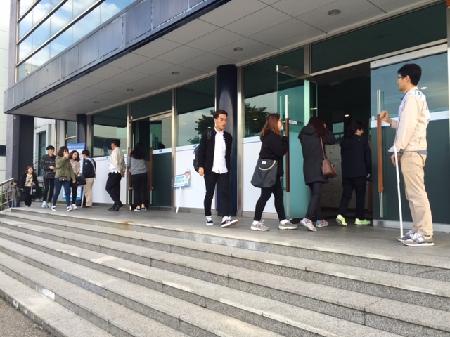 한국콜마, 출근시간 세종공장 안전캠페인 시행