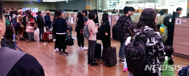 19일 오후 5시께 인천공항 제1여객터미널과 제2터미널의 자동출입국심사대 시스템에서 오류가 발생해 승객들이 큰 불편을 겪고 있다.