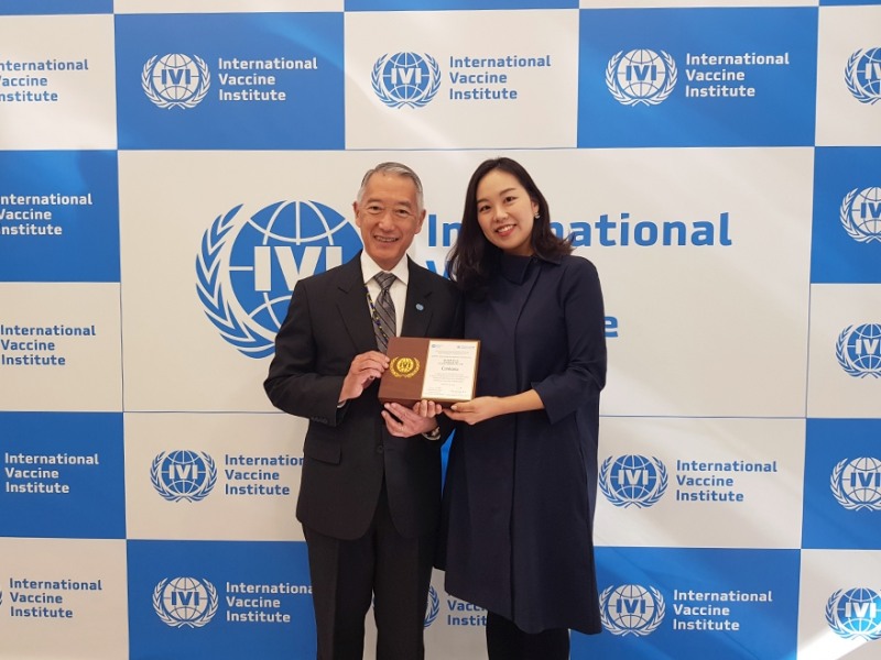 ▲왼쪽부터 제롬 김 국제백신연구소(IVI) 사무총장, 박민아 ㈜코리아나화장품 브랜드마케팅팀 과장