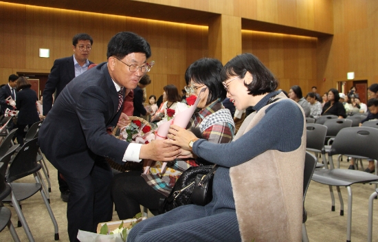 강인규 나주시장이 지난 10월 24일 한국콘텐츠진흥원에서 열린 제14회 임산부의 날 기념행사에 참석한 관내 임산부들에게 축하의 장미꽃을 전달하고 있다./사진=나주시
