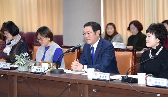 이용섭 광주광역시장이 20일 오전 시청 3층 중회의실에서 열린 ‘아이낳아 키우기 좋은광주만들기 추진본부 출범식’에 참석해 인사말을 하고 있다./사진=광주광역시