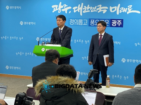 조인철 문화경제부시장이 지난 19일 시청 브리핑룸에서 광주형 일자리 관련 긴급 브리핑을 하고 있다./사진=빅데이터뉴스