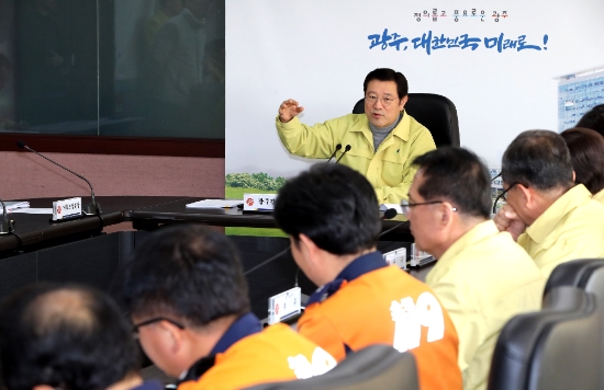 이용섭 광주광역시장은 22일 새벽 발생한 북구 두암동 모텔 화재사고와 관련, 긴급 대책회의를 주재하고 신속한 사고수습과 함께 다중 이용시설 및 인명피해 우려지역에 대한 피해예방 대책을 지시했다./사진=광주광역시