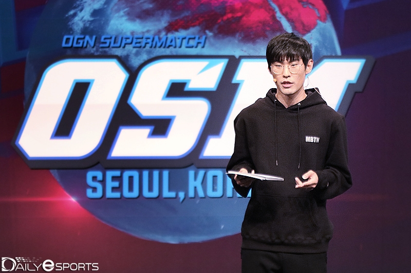 특별 강연을 진행하는 '앰비션' 강찬용.