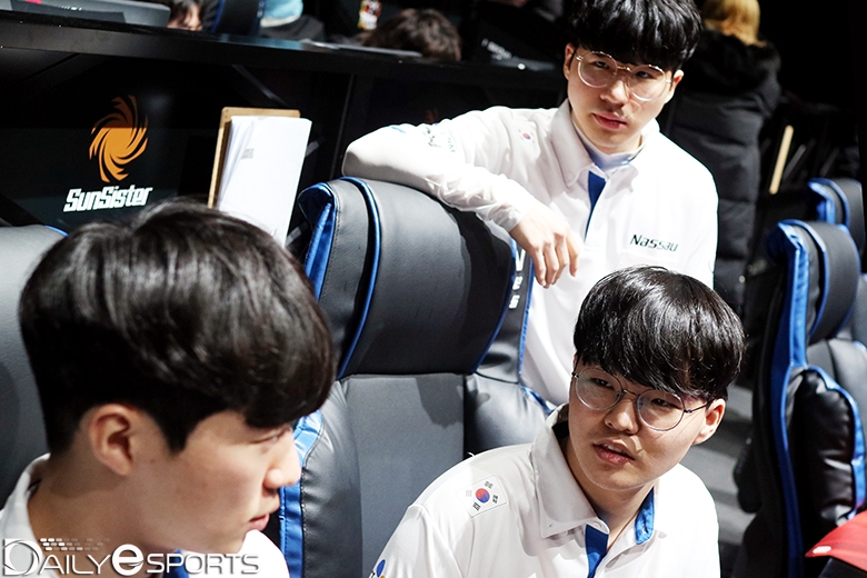 경기장에서 피드백을 진행하는 선수들.