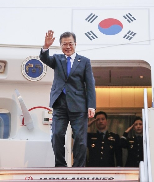 文대통령, 오늘 중국行…시진핑·아베와 '삼각 외교전' 돌입