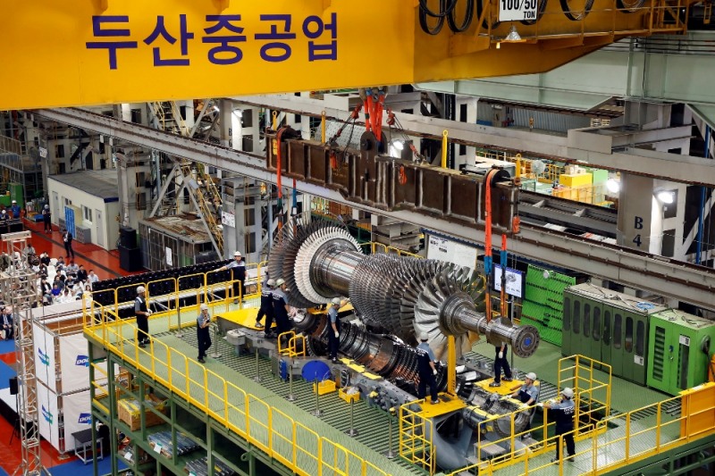 (사진=두산중공업)올해 9월 두산중공업 창원 본사에서 진행한 발전용 대형 가스터빈 최종조립 작업 모습