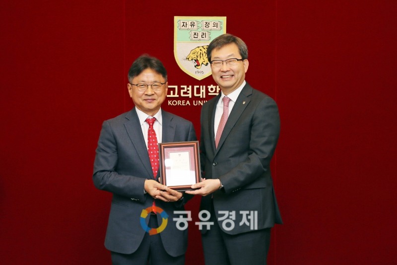 (좌측 신임 윤영욱 고려대 의과대학장, 우측 정진택 고려대학교 총장)