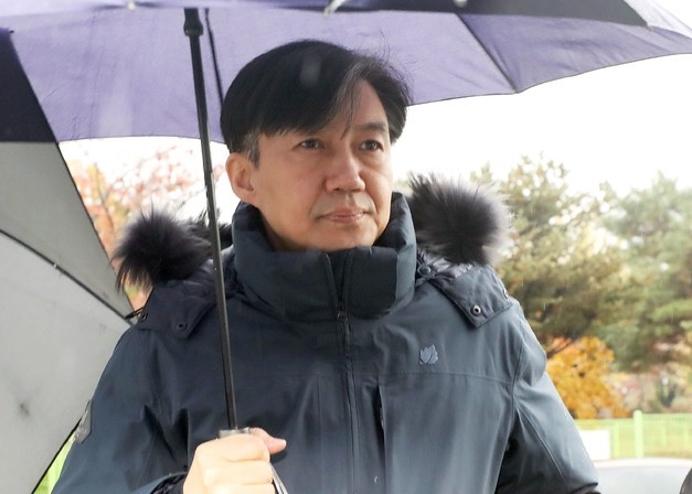 조국 전 법무부 장관이 지난달 15일 오전 경기 의왕시 서울구치소에서 정경심 교수와 접견을 마친 뒤 차량으로 이동하고 있다.