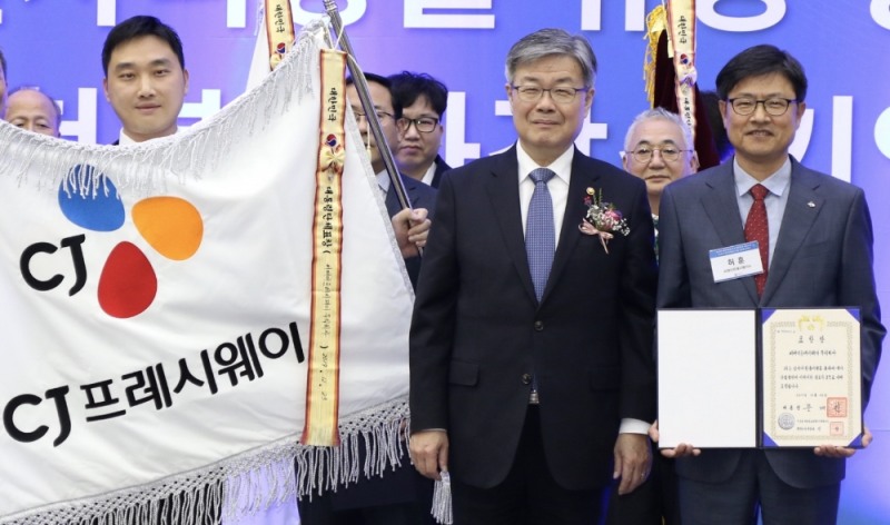 '2019년일자리창출 유공 정부포상 시상식'에서 이재갑 고용노동부 장관 (오른쪽에서 두번째)이 허훈 CJ프레시웨이 경영지원담당 상무(맨 오른쪽)에게 일자리창출지원 유공(단체) 대통령상을 시상한 뒤 기념사진을 찍고 있다.