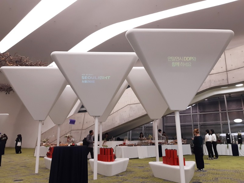 새턴바스, DDP 서울 라이트서 인조대리석(LAR) ‘미디어 트리’ 공개