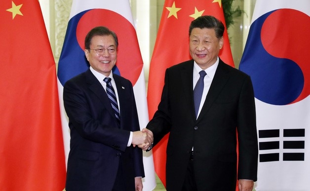 문재인 대통령과 시진핑 중국 국가주석이 23일 중국 베이징 인민대회당에서 정상회담 전 악수를 하고 있다.