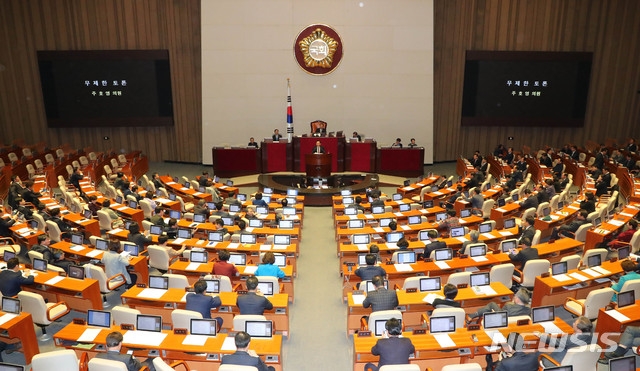주호영 자유한국당 의원이 23일 서울 여의도 국회 본회의에서 '선거법 개정안'에 대해 무제한토론을 시작하고 있다. 