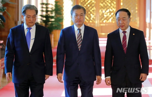 문재인 대통령과 노영민 비서실장, 홍남기 경제부총리가 19일 청와대 본관에서 열린 확대경제장관회의에 참석하고 있다. (사진=뉴시스)