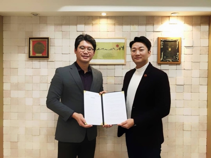 이승환 한국조직위원회 사무처장(왼쪽)과 이종언 백향진코리아대표(오른쪽)