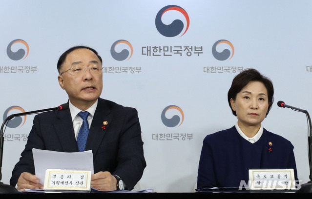 홍남기 경제부총리 겸 기획재정부 장관이 16일 서울 종로구 정부서울청사에서 주택시장 안정화 방안 관련 관계부처 합동브리핑을 하고 있다. 오른쪽은 김현미 국토부 장관