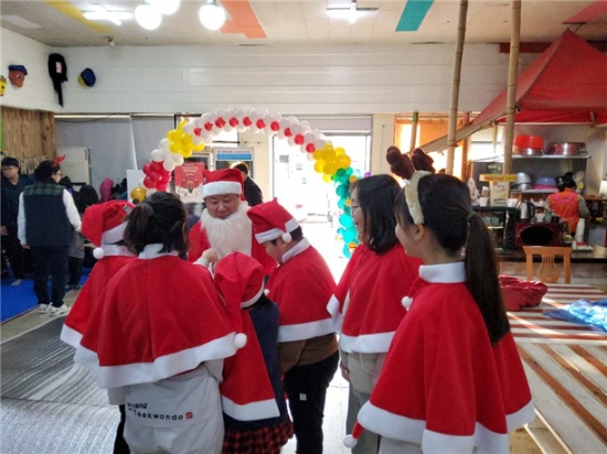 김성진 광주 광산(을) 더불어민주당 국회의원 예비후보가 지난 23일 신가동 예술창고에서 열린 ‘오늘은 산타랑 놀자’ 행사에서 산타로 분장하여 아이들과 즐거운 한때를 보내고 있다.