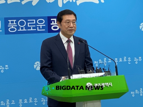 이용섭 광주광역시장이 24일 오후 시청 5층 브리핑실에서 ‘광주형 자동차공장 착공식 관련 노동계 동참 호소’ 기자회견을 하고 있다./사진=빅데이터뉴스
