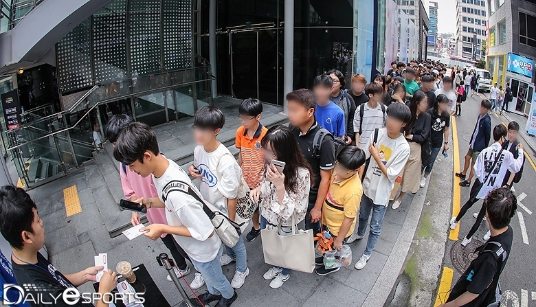 카트라이더 리그 입장을 위해 길게 늘어선 줄.