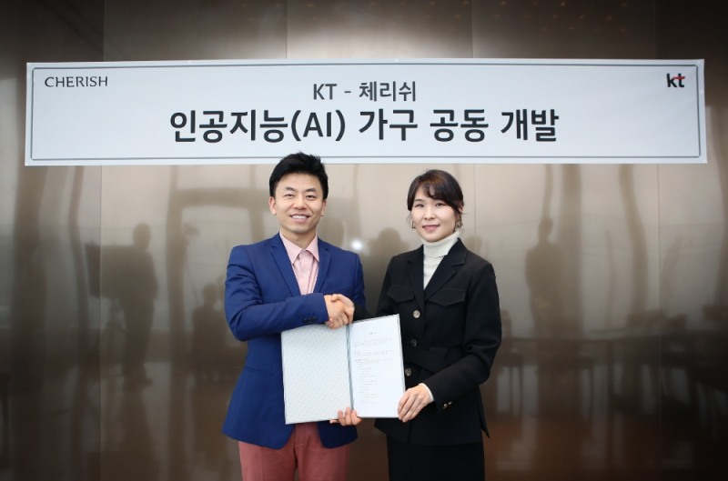 체리쉬 유경호 대표(왼쪽)와 KT AI사업단장 김채희 상무(오른쪽)가 업무협약 체결 후 기념촬영을 하고 있다.