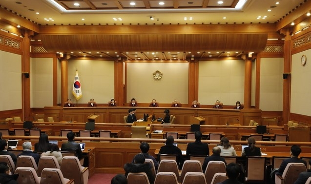 유남석 헌법재판소 소장을 비롯한 헌법재판관들이 27일 서울 종로구 헌법재판소 대심판정에서 열린 '한일 위안부 문제 합의 발표'에 대한 위헌 확인 헌법소원 심판 선고를 기다리고 있다.