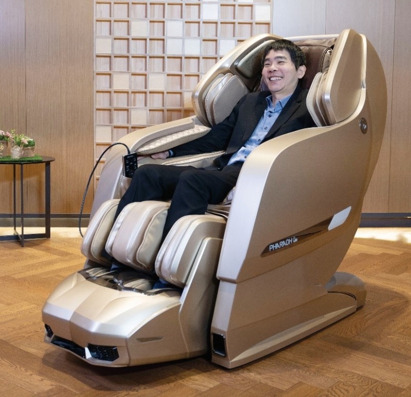 사진=이세돌 9단이 바둑 AI와의 은퇴 대국을 앞두고 바디프랜드 파라오Ⅱ에서 브레인마사지를 받는 모습.