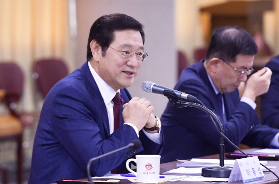 이용섭 광주광역시장이 27일 오전 시청 3층 중회의실에서 열린 '공공기관장 회의'에 참석해 회의를 주재하고 있다./사진=광주광역시