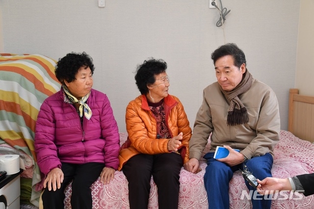 이낙연 국무총리가 28일 경북 포항 지진 피해지역 현장을 방문해 이재민들을 위로하고 있다.