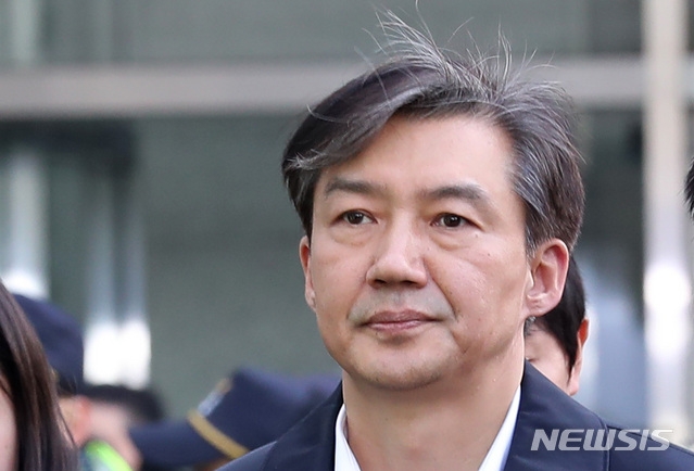 청와대 민정수석 시절 유재수 전 부산시 경제부시장에 대한 감찰 무마 혐의를 받고 있는 조국 전 법무부 장관이 지난 26일 오후 서울 송파구 서울동부지방법원에서 구속 전 피의자 심문(영장실질심사)을 마치고 동부구치소로 이동하고 있다