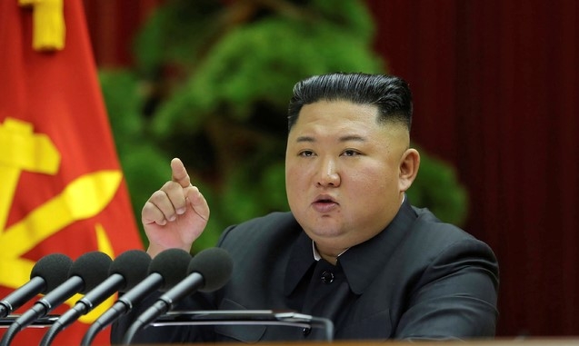 북한조선중앙통신이 29일 공개한 사진에 김정은 북한 국무위원장이 28일 평양에서 노동당 제7기 제5차 전원회의를 주재하며 연설하고 있다. 북한은 비핵화 협상 연말 시한을 앞두고 북한이 당면한 투쟁 방향과 중요 정책적 사안들을 의제로 전원회의를 열었다고 관영언론이 보도했다.