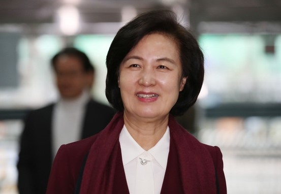 추미애 법무부 장관 후보자가 23일 오후 인사청문회 준비단 사무실이 마련된 서울 양천구 서울남부준법지원센터로 들어서고 있다.