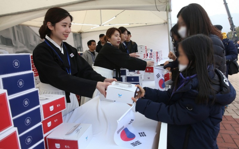 파리바게뜨, 독립유공자유족회에 기부금 전달