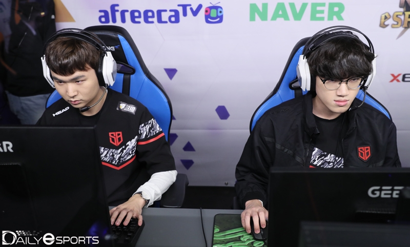 샌드박스 게이밍의 서포터 '고릴라' 강범현(왼쪽)과 원거리 딜러 '레오' 한겨레.