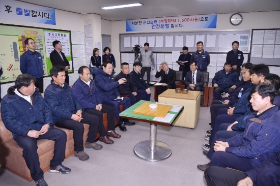 이용섭 광주광역시장이 30일 오후 동절기 시민불편해소를 위한 민생검점에 나선 가운데 북구 오룡동 대창운수를 방문해 운전원들을 격려하고 간담회를 갖고 있다./사진=광주광역시
