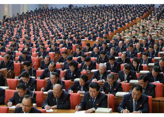 북한 노동신문은 "조선로동당 중앙위원회 제7기 제5차 전원회의가 3일째인 30일에도 진행되었고 이날 김정은 조선로동당 위원장은 전원회의에서 7시간이라는 오랜 시간에 걸쳐 조선로동당 중앙위원회 사업정형과 국가건설, 경제발전, 무력건설과 관련한 종합적인 보고를 하였다"고 31일 보도했다.